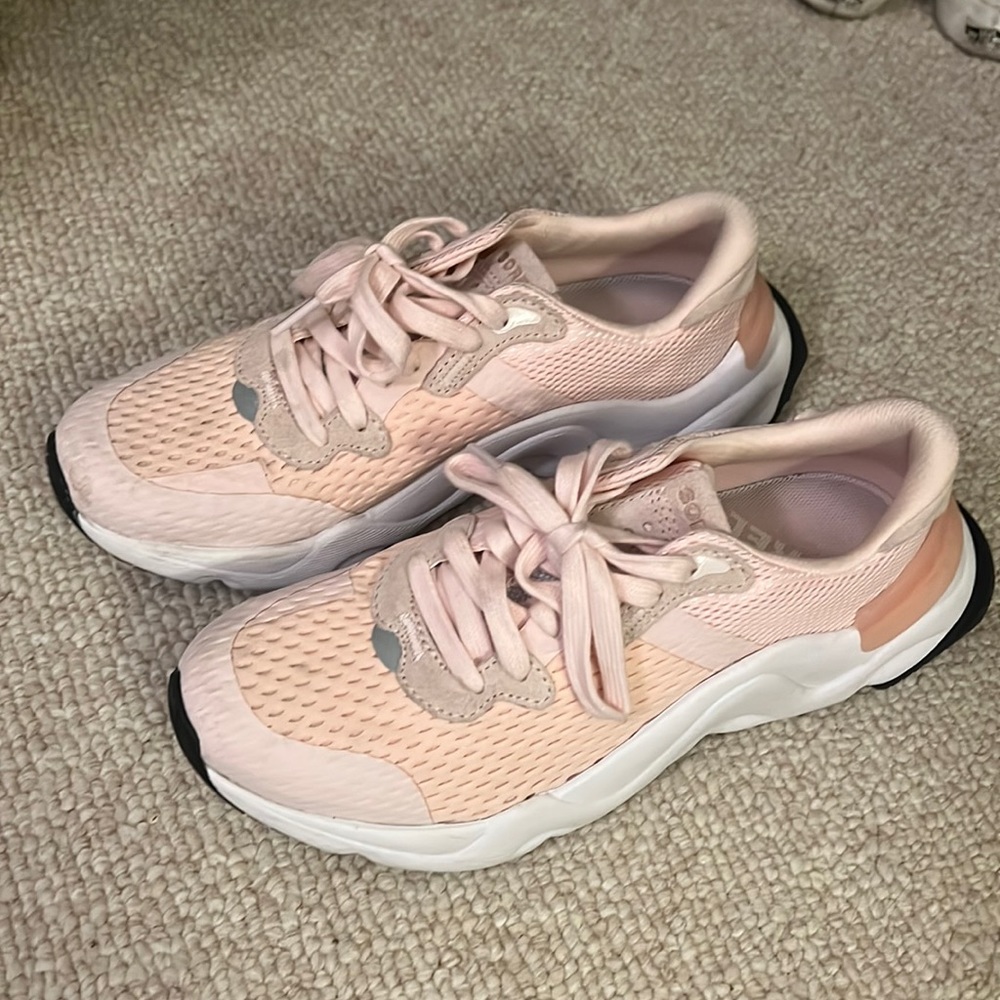 WOMEN'S SOREL KINETIC RNEGD LACE SNEAKER size 8.5 light pink